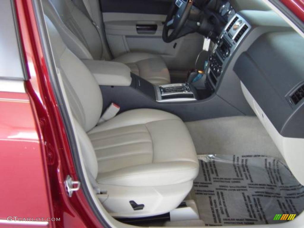 2007 300 C HEMI - Inferno Red Crystal Pearlcoat / Dark Slate Gray/Light Graystone photo #18