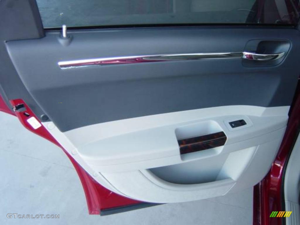 2007 300 C HEMI - Inferno Red Crystal Pearlcoat / Dark Slate Gray/Light Graystone photo #28