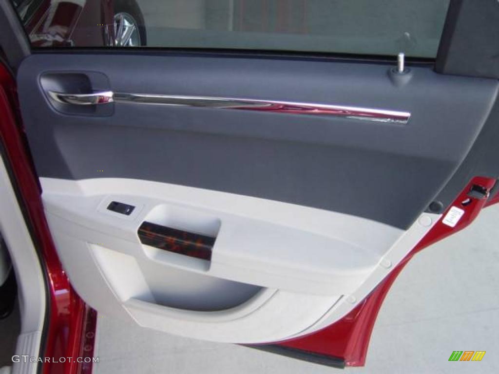 2007 300 C HEMI - Inferno Red Crystal Pearlcoat / Dark Slate Gray/Light Graystone photo #29