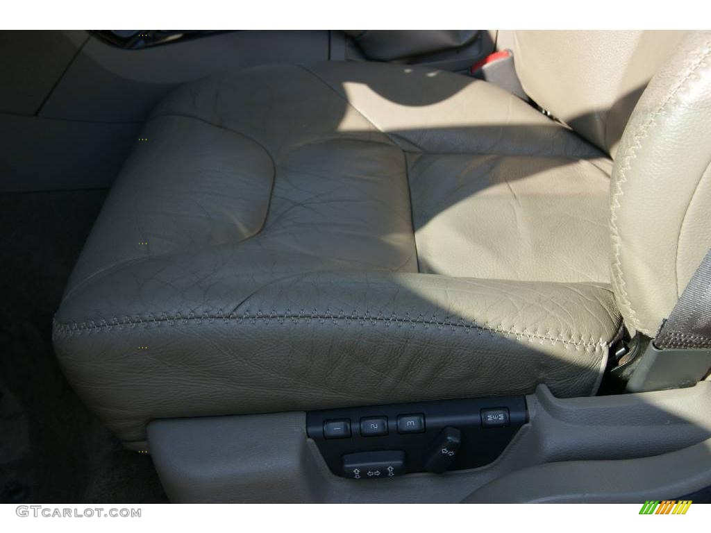 2002 V70 2.4T XC AWD Wagon - Polar Arctic Blue Metallic / Sand photo #11