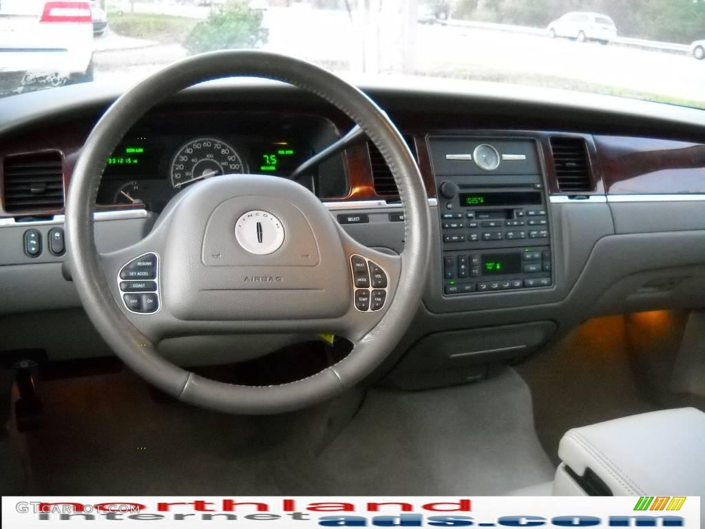 2003 Town Car Executive - Autumn Red Metallic / Dark Stone/Medium Light Stone photo #10