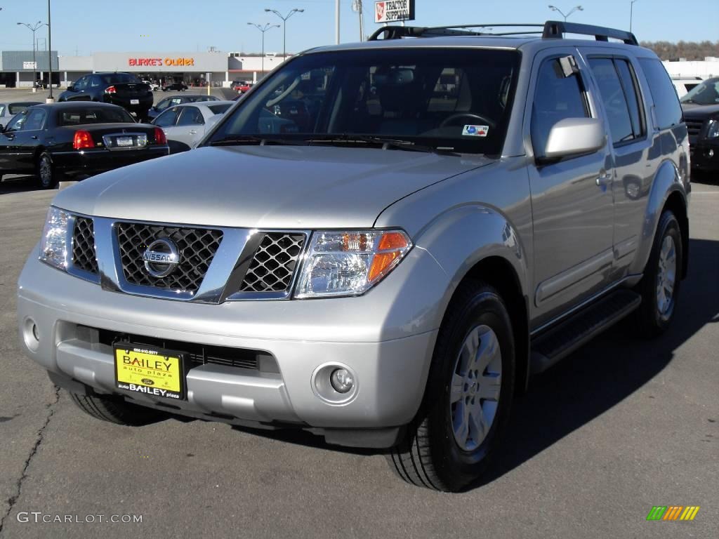 Silver Lightning Metallic Nissan Pathfinder