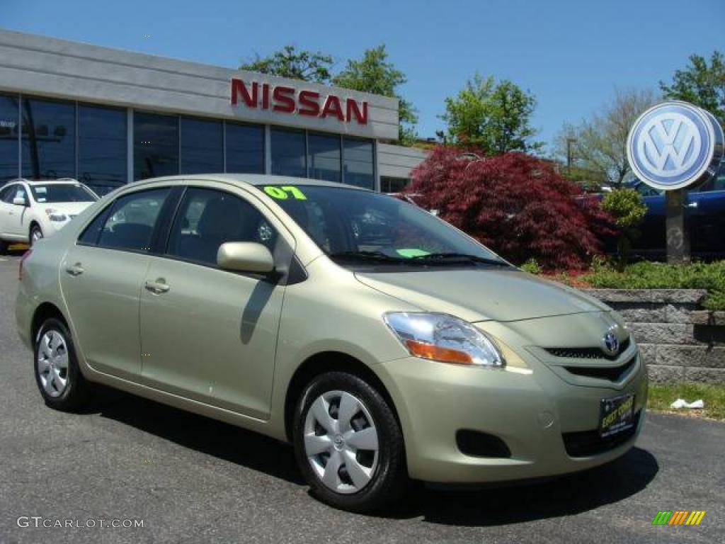 2007 Yaris Sedan - Olive Mist / Bisque photo #1