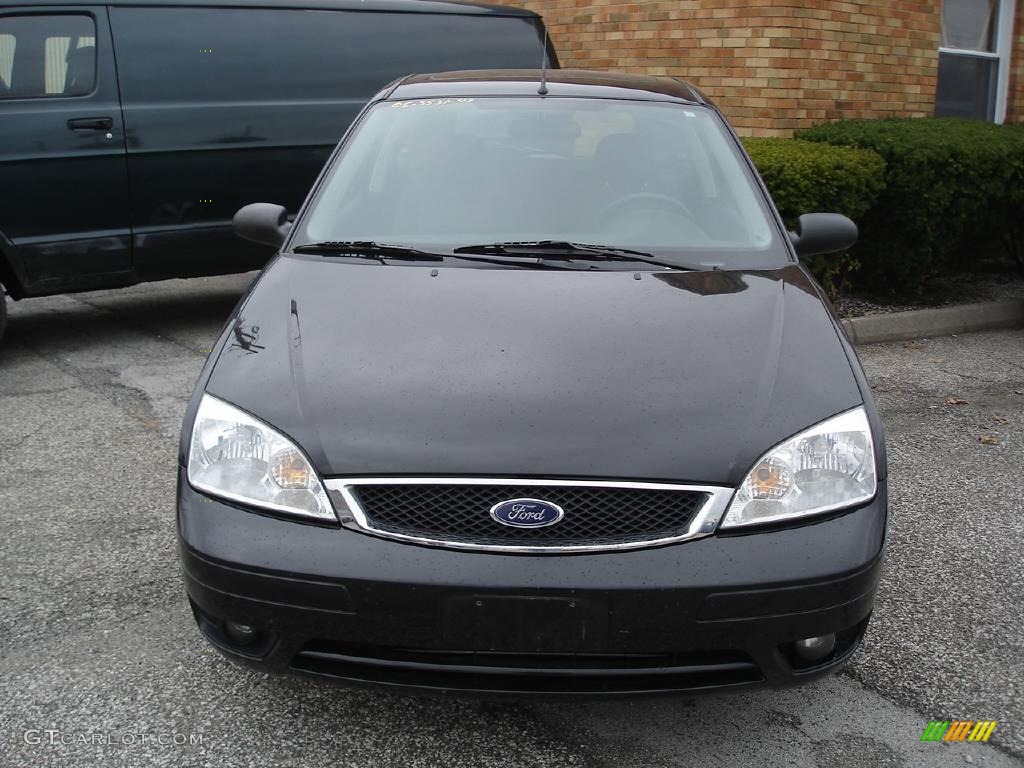 2005 Focus ZX3 SES Coupe - Pitch Black / Charcoal/Charcoal photo #2