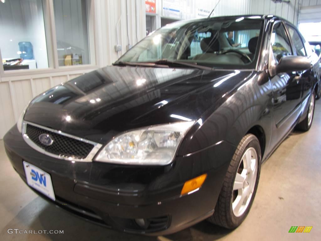 2005 Focus ZX4 SES Sedan - Pitch Black / Dark Flint/Light Flint photo #2