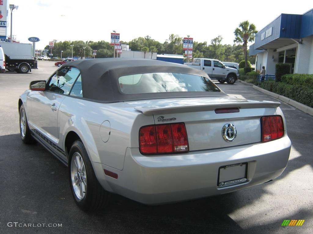 2008 Mustang V6 Deluxe Convertible - Brilliant Silver Metallic / Dark Charcoal photo #5