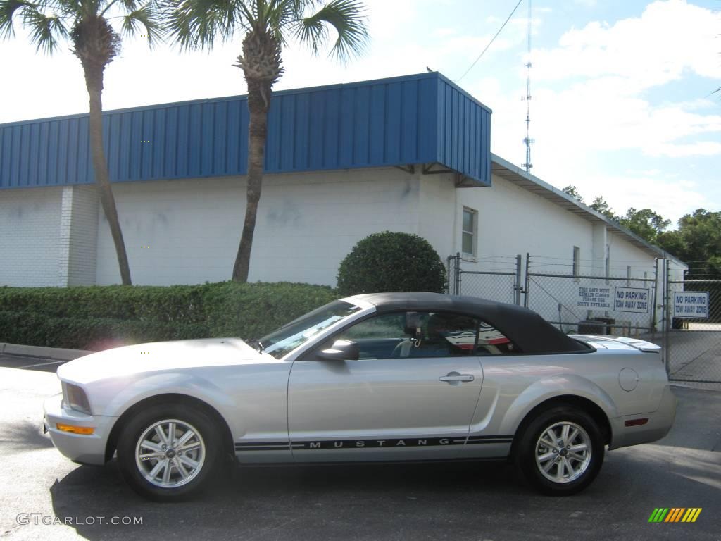 2008 Mustang V6 Deluxe Convertible - Brilliant Silver Metallic / Dark Charcoal photo #6