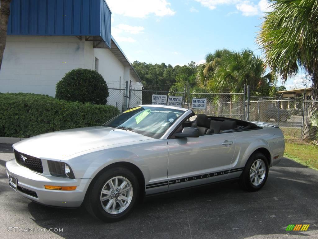 2008 Mustang V6 Deluxe Convertible - Brilliant Silver Metallic / Dark Charcoal photo #12