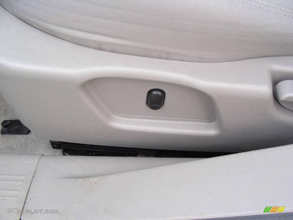 2009 Aura XE - Techno Gray / Gray photo #13