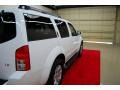 Avalanche White - Pathfinder LE Photo No. 7