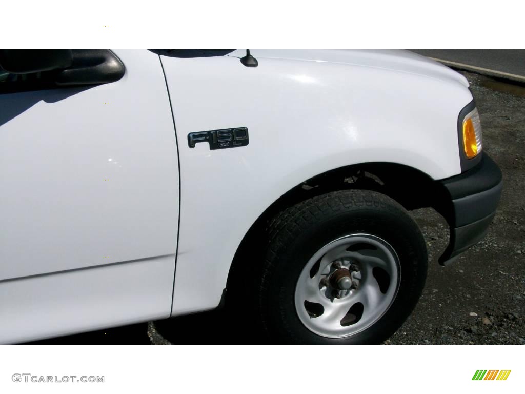 2002 F150 XL Regular Cab - Oxford White / Dark Graphite photo #11