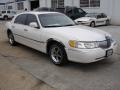 2000 Vibrant White Lincoln Town Car Signature  photo #2