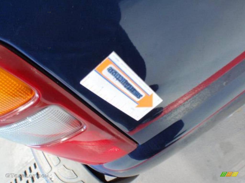 2003 Suburban 1500 LS - Indigo Blue Metallic / Gray/Dark Charcoal photo #16