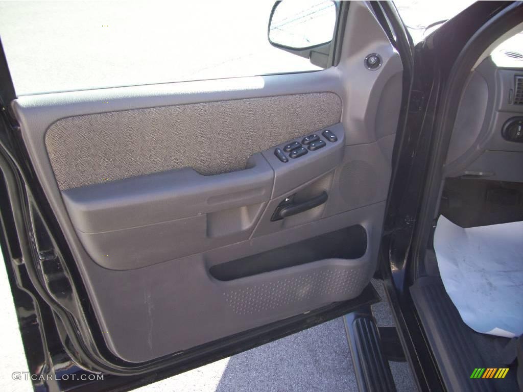2004 Explorer XLS 4x4 - Black / Graphite photo #12