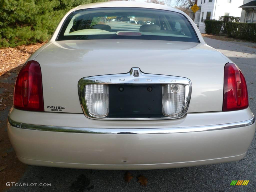 2002 Town Car Cartier - Ivory Parchment Pearl / Light Parchment photo #2