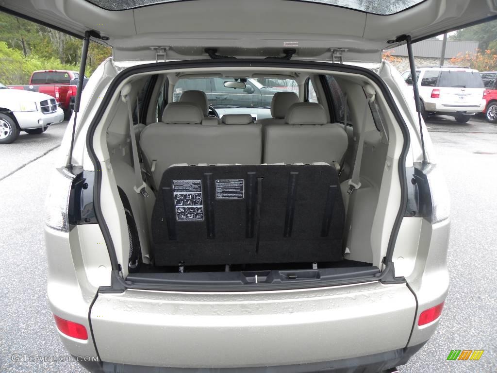 2009 Outlander XLS 4WD - Desert Sand Beige Metallic / Beige photo #15
