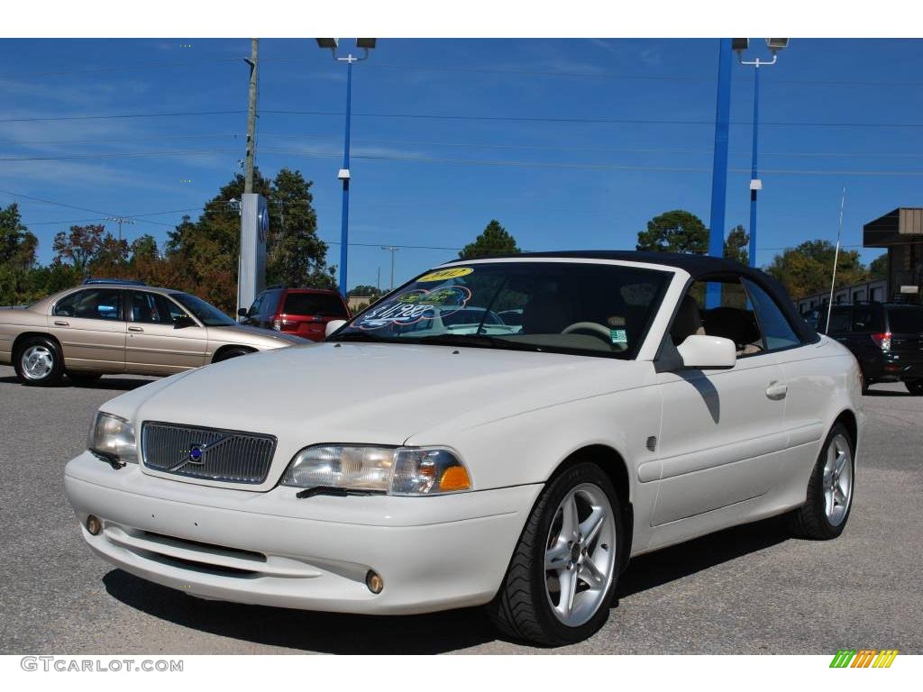 White Volvo C70
