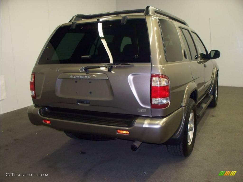 2004 Pathfinder SE 4x4 - Luminous Gold Metallic / Charcoal photo #5