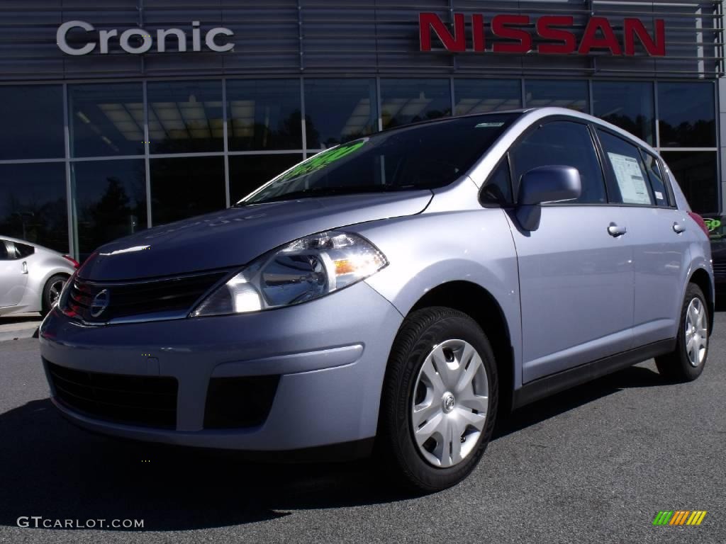 2010 Versa 1.8 S Hatchback - Arctic Blue Metallic / Charcoal photo #1