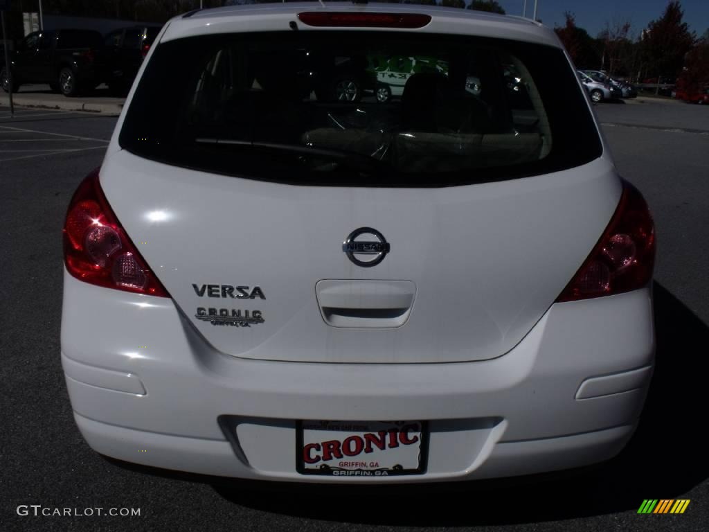 2010 Versa 1.8 S Hatchback - Fresh Powder White / Beige photo #4