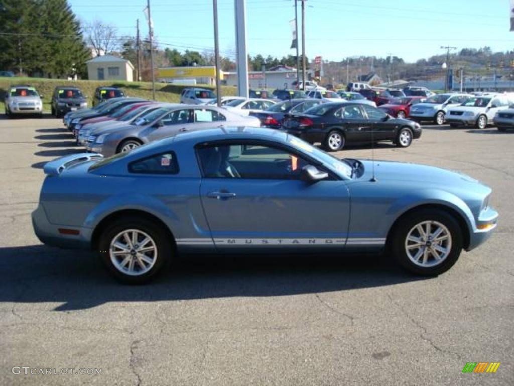 2006 Mustang V6 Deluxe Coupe - Windveil Blue Metallic / Light Graphite photo #5