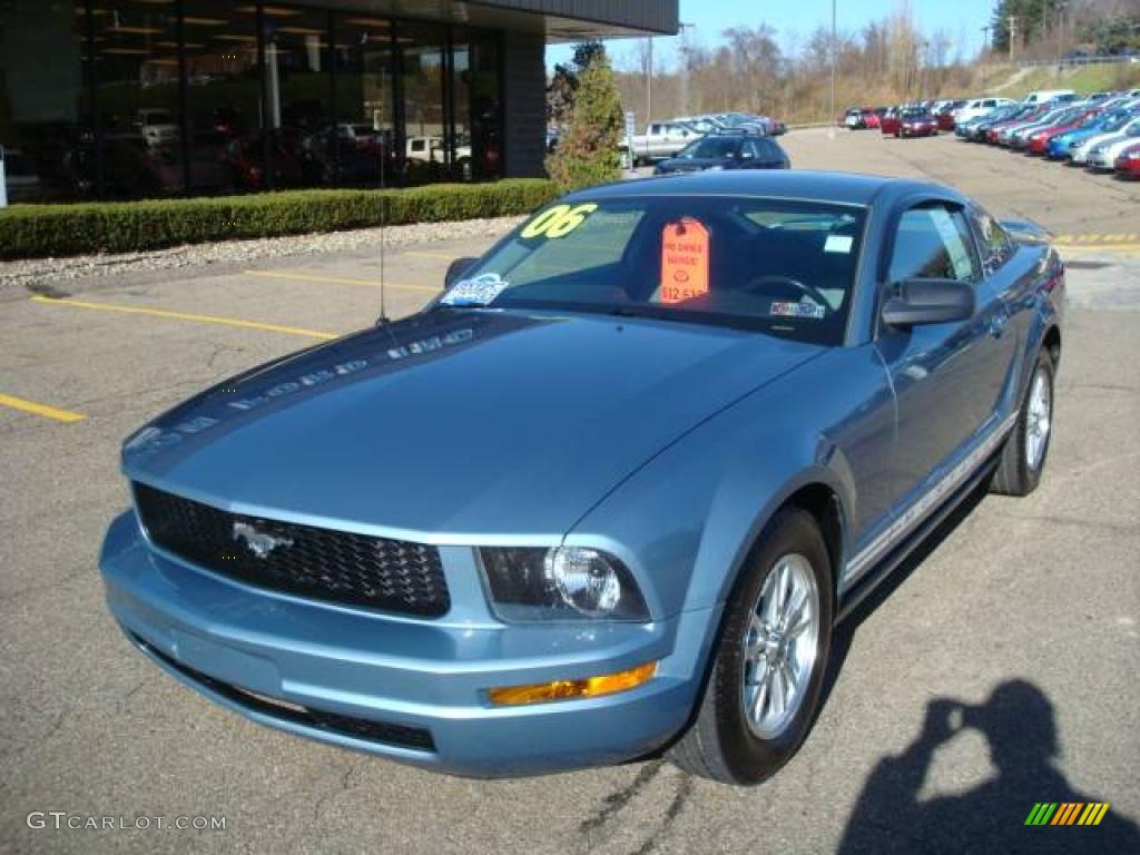 2006 Mustang V6 Deluxe Coupe - Windveil Blue Metallic / Light Graphite photo #11