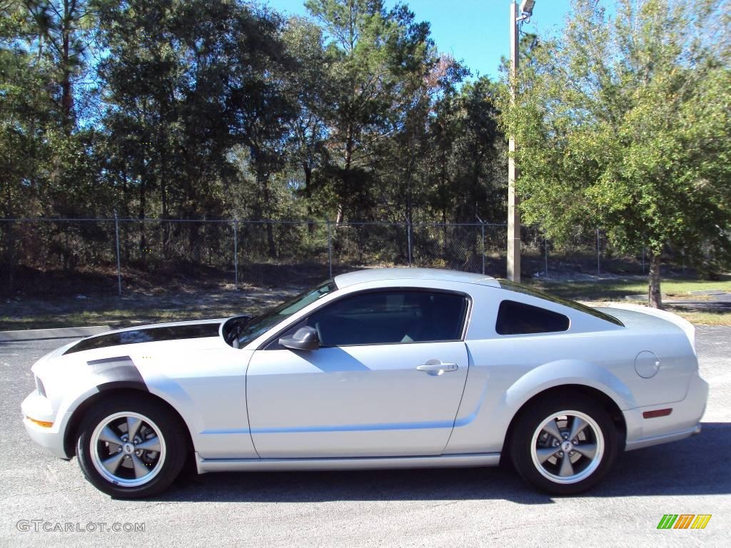 2006 Mustang V6 Deluxe Coupe - Satin Silver Metallic / Light Graphite photo #2
