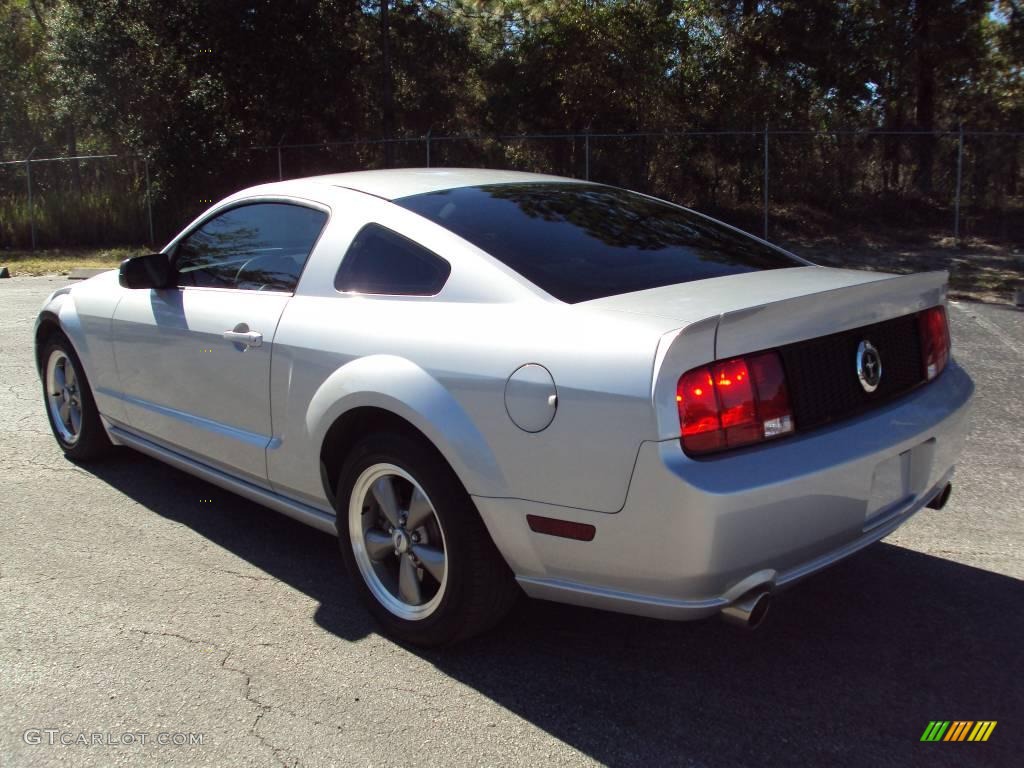 2006 Mustang V6 Deluxe Coupe - Satin Silver Metallic / Light Graphite photo #3