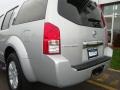 Silver Lightning Metallic - Pathfinder LE 4x4 Photo No. 14