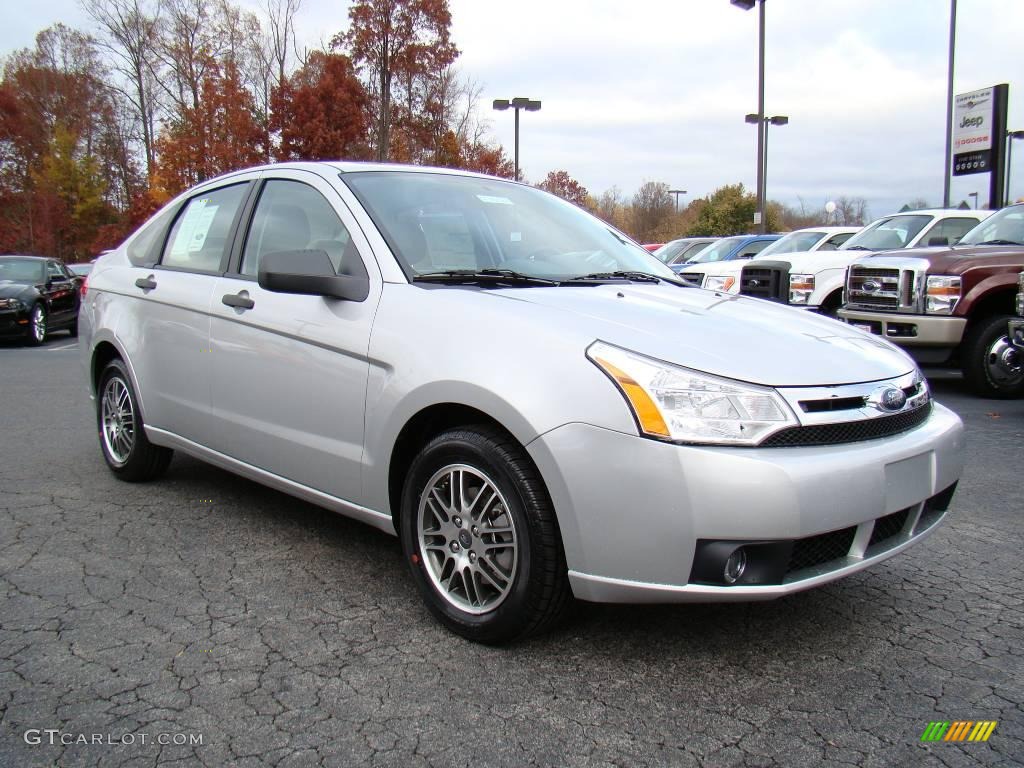 2010 Focus SE Sedan - Ingot Silver Metallic / Medium Stone photo #1