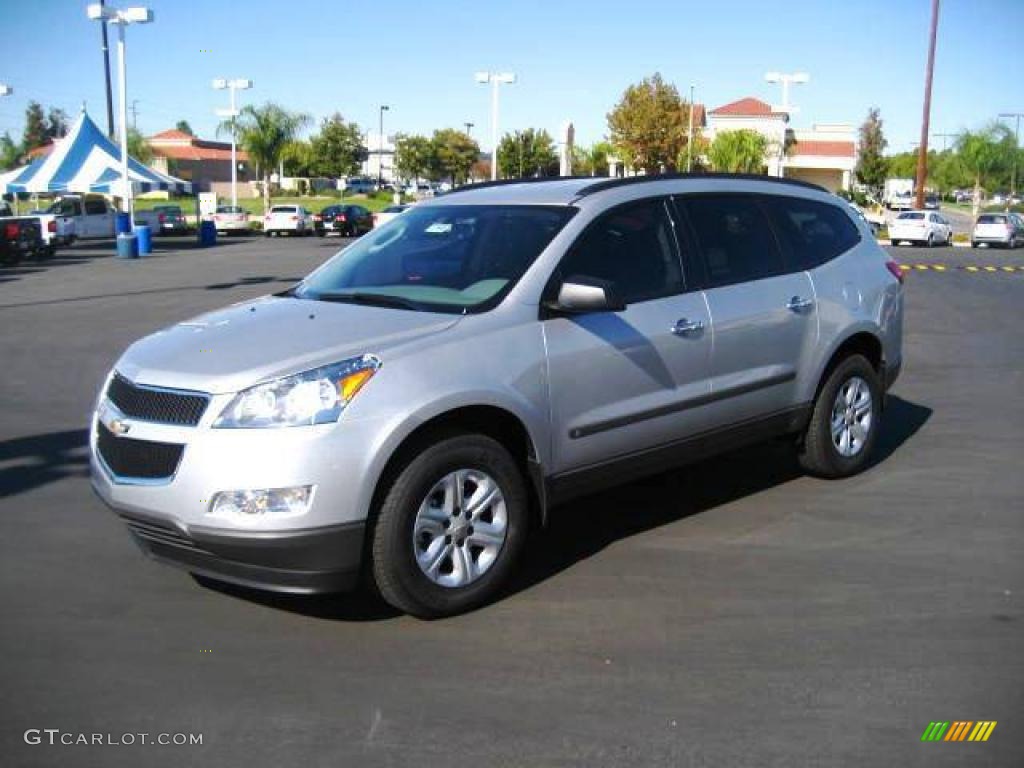 2010 Traverse LS - Silver Ice Metallic / Dark Gray/Light Gray photo #3