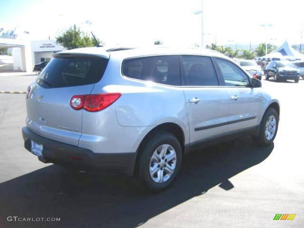 2010 Traverse LS - Silver Ice Metallic / Dark Gray/Light Gray photo #7