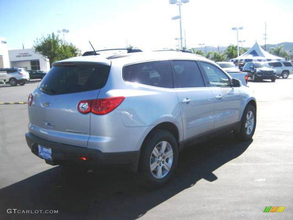 2010 Traverse LT - Silver Ice Metallic / Dark Gray/Light Gray photo #7