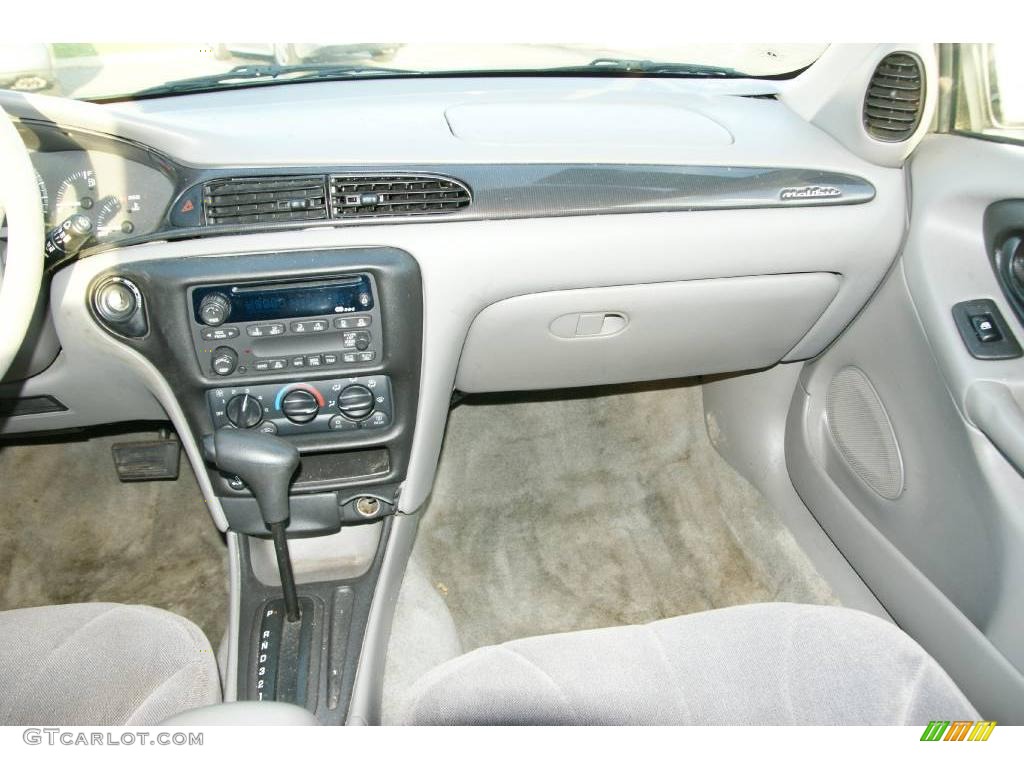 2002 Malibu Sedan - Galaxy Silver Metallic / Gray photo #11
