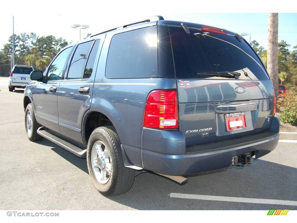 2004 Explorer XLT - Medium Wedgewood Blue Metallic / Graphite photo #5