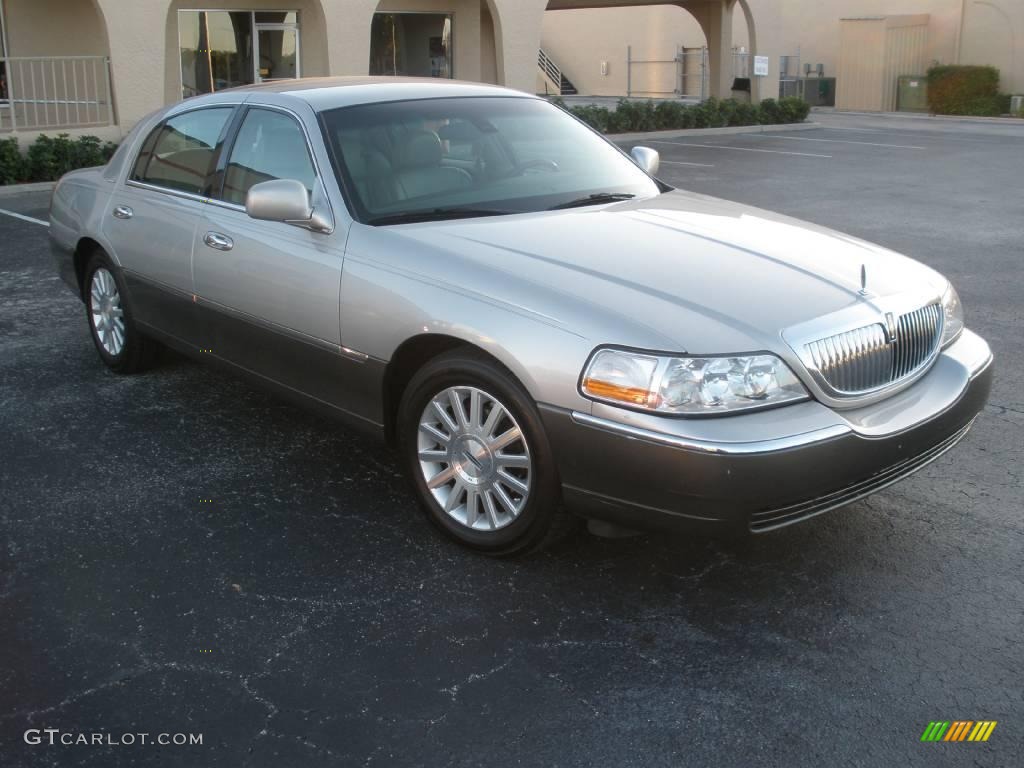 2003 Town Car Signature - Silver Birch Metallic / Dark Stone/Medium Light Stone photo #1