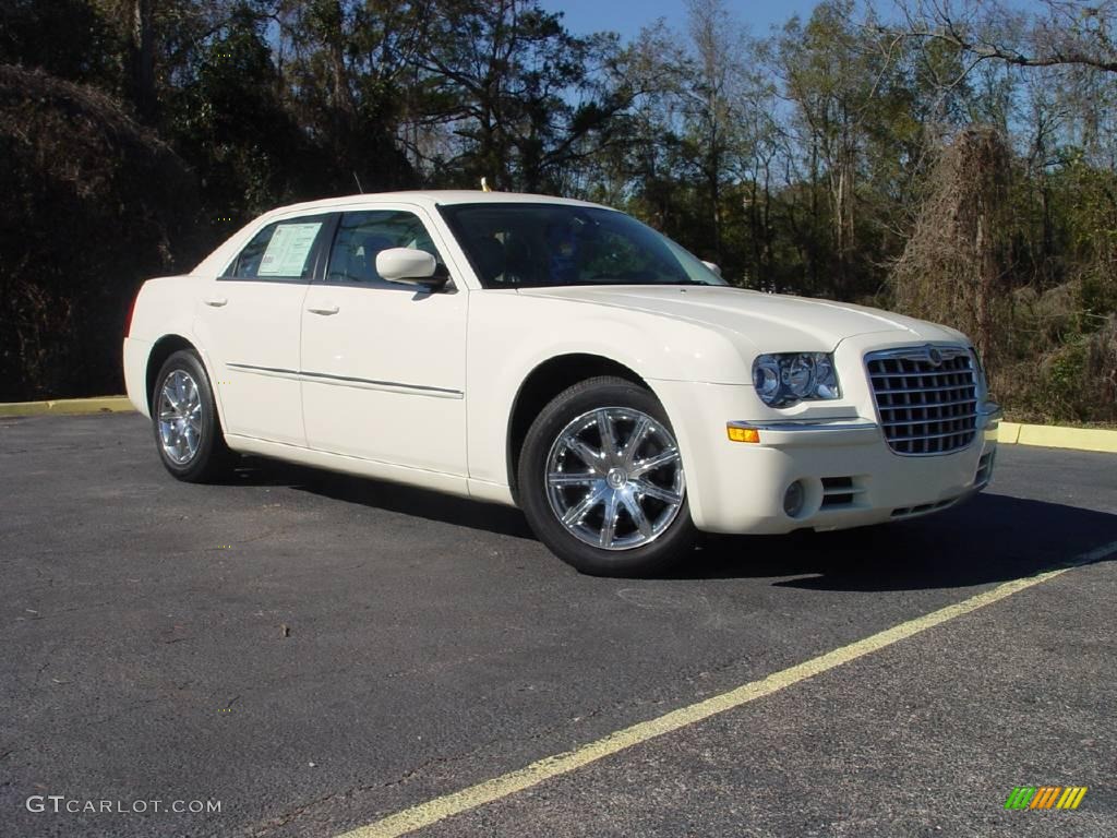 Cool Vanilla White Chrysler 300