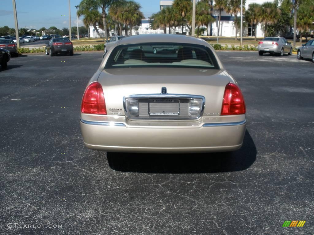 2009 Town Car Signature Limited - Light French Silk Metallic / Medium Light Stone photo #4