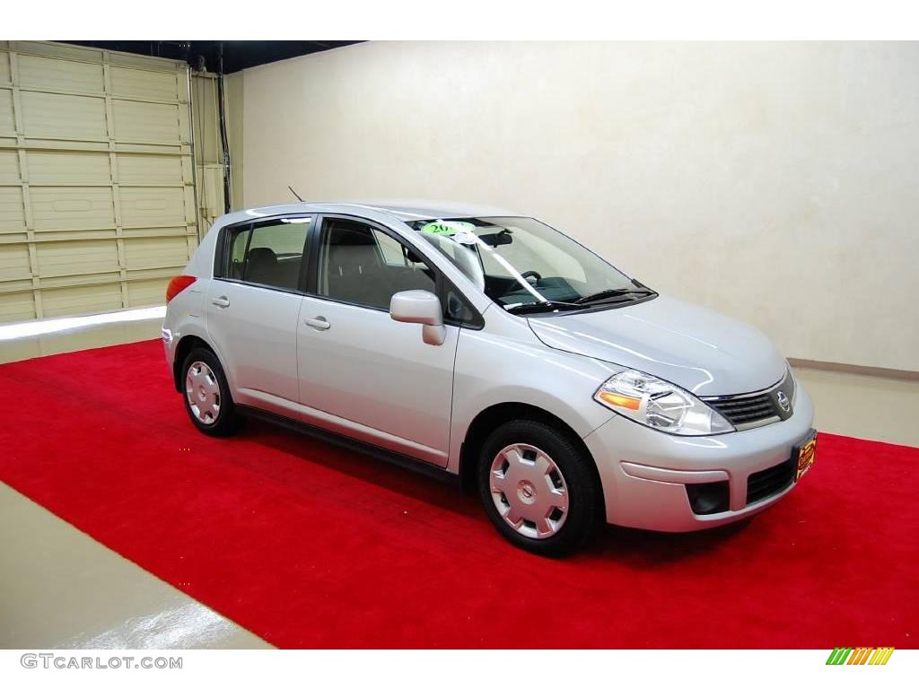 2009 Versa 1.8 S Hatchback - Brillant Silver / Charcoal photo #1