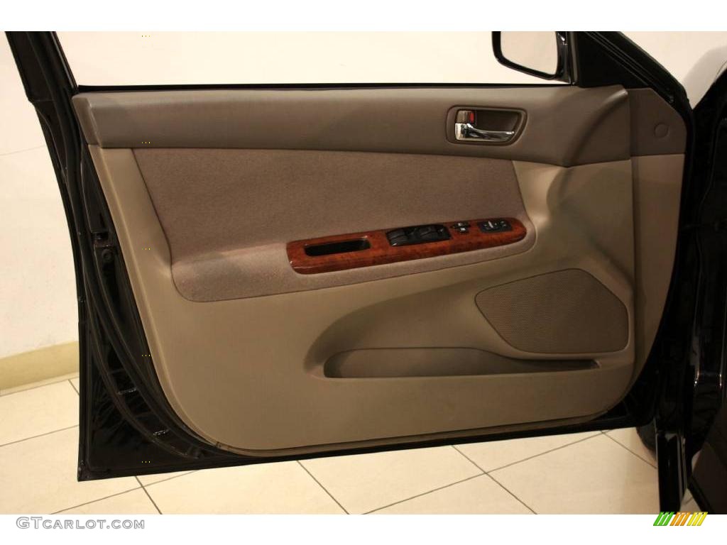 2004 Camry XLE - Black / Taupe photo #8