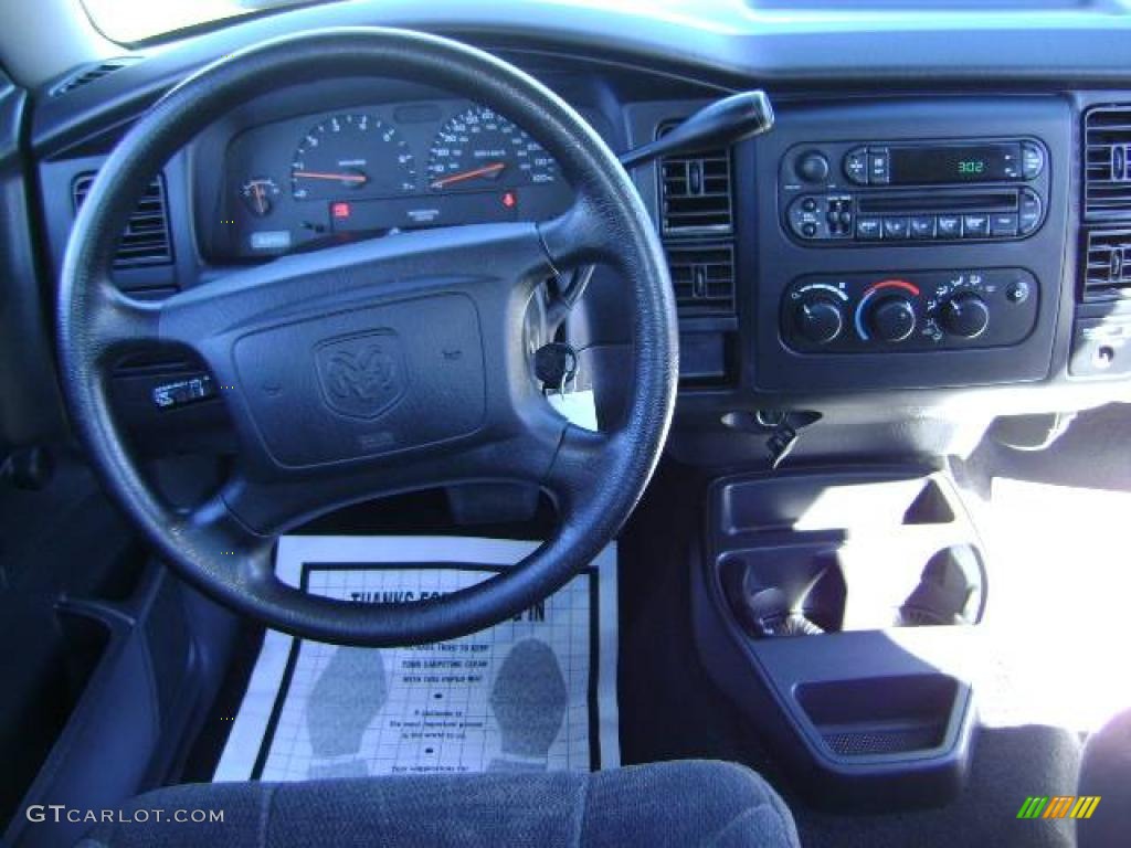 2004 Dakota SXT Club Cab - Atlantic Blue Pearl / Dark Slate Gray photo #23