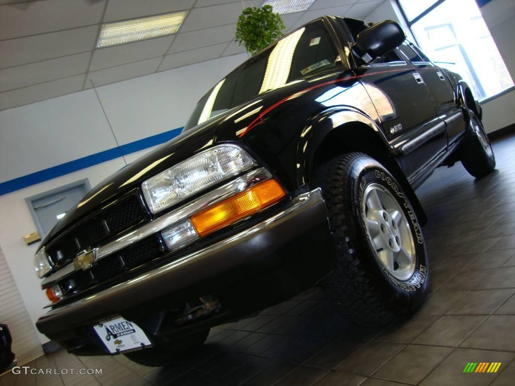 2001 S10 LS Crew Cab 4x4 - Onyx Black / Graphite photo #2