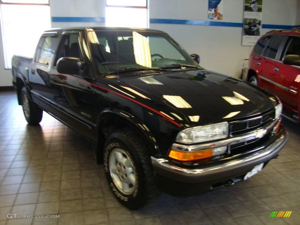 2001 S10 LS Crew Cab 4x4 - Onyx Black / Graphite photo #4