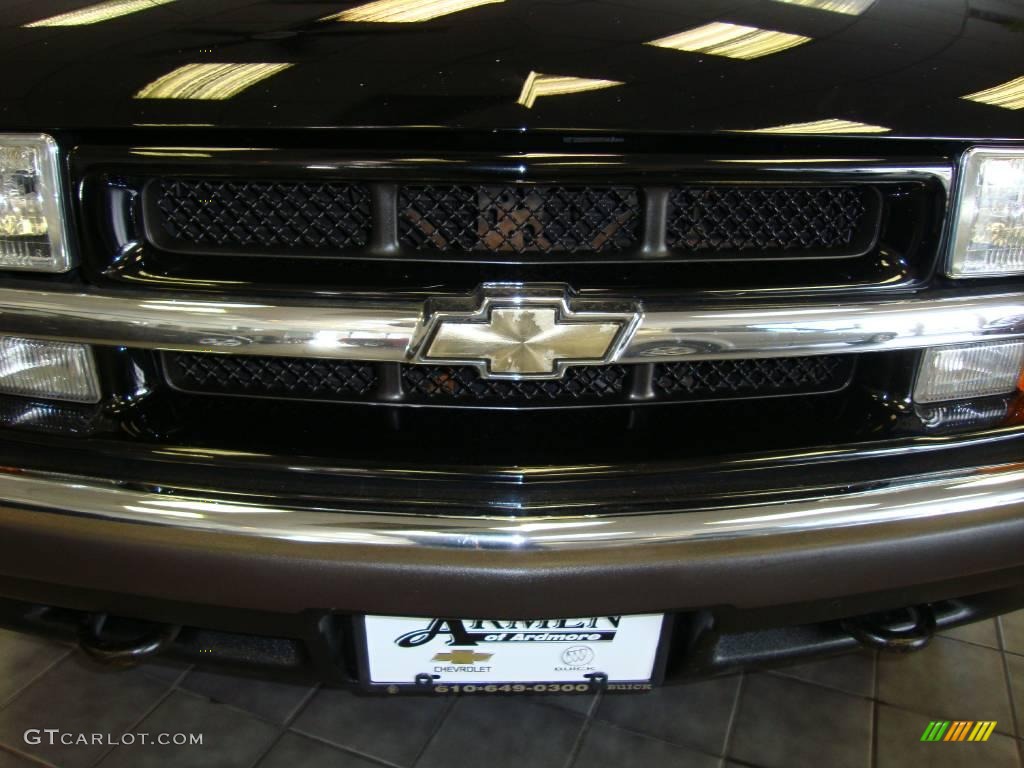 2001 S10 LS Crew Cab 4x4 - Onyx Black / Graphite photo #25