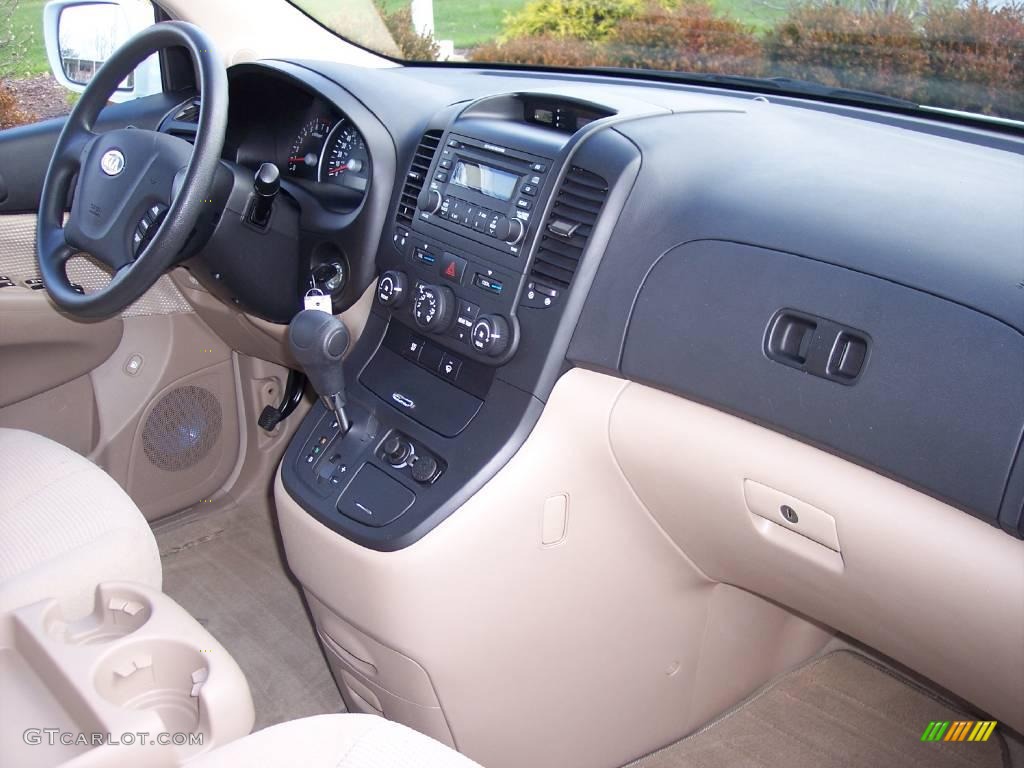 2007 Sedona LX - White / Beige photo #24