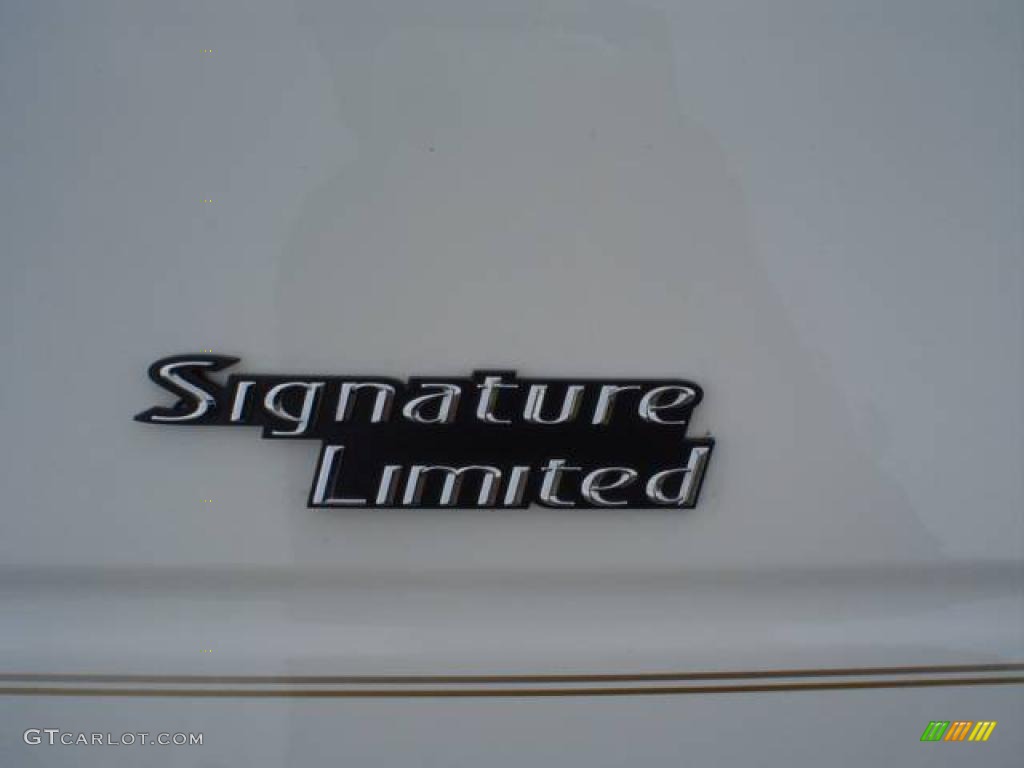 2008 Town Car Signature Limited - Vibrant White / Medium Light Stone photo #15