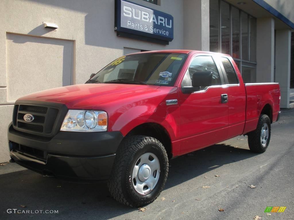 2005 F150 XL SuperCab 4x4 - Bright Red / Medium Flint Grey photo #2