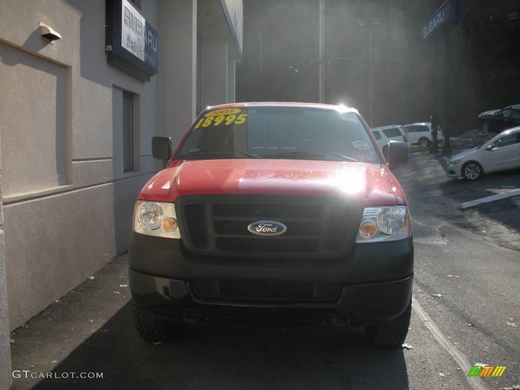 2005 F150 XL SuperCab 4x4 - Bright Red / Medium Flint Grey photo #7