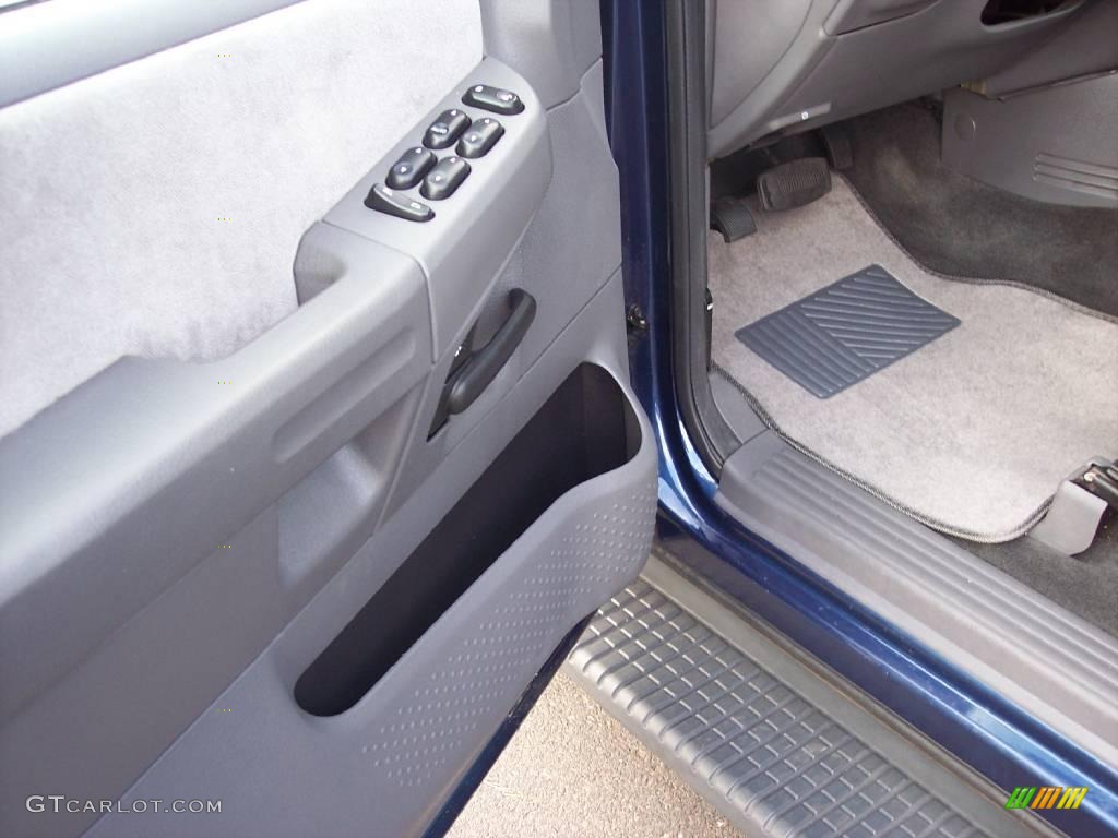 2005 Explorer XLT 4x4 - Dark Blue Pearl Metallic / Graphite photo #24