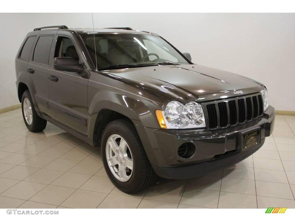 2006 Grand Cherokee Laredo 4x4 - Dark Khaki Pearl / Khaki photo #1